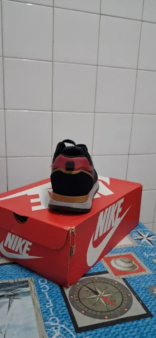 Zapatillas New Balance Negras y Rojas