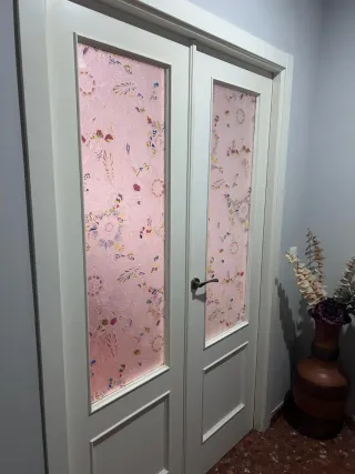 Puertas blancas con cristal decorado y sin decorar
