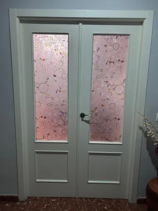 Puertas blancas con cristal decorado y sin decorar