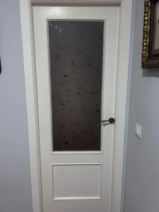 Puertas blancas con cristal decorado y sin decorar