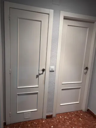 Puertas blancas con cristal decorado y sin decorar