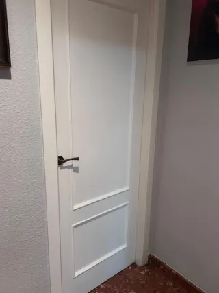 Puertas blancas con cristal decorado y sin decorar