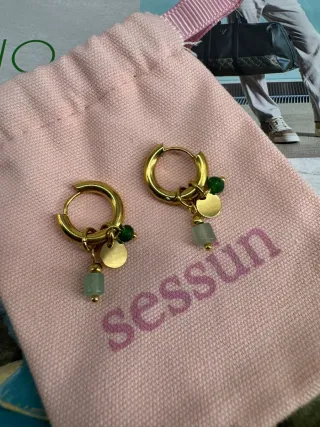 Pendientes dorados con abalorios verdes