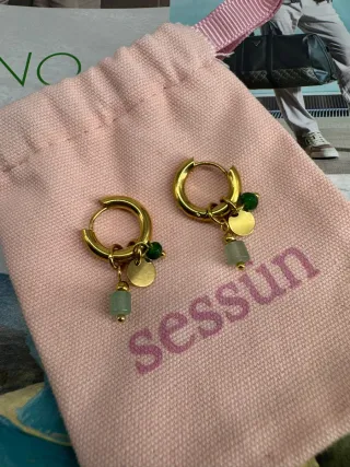Pendientes dorados con abalorios verdes