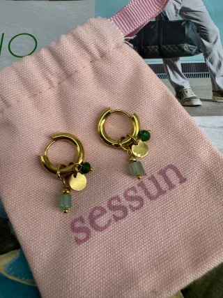 Pendientes dorados con abalorios verdes