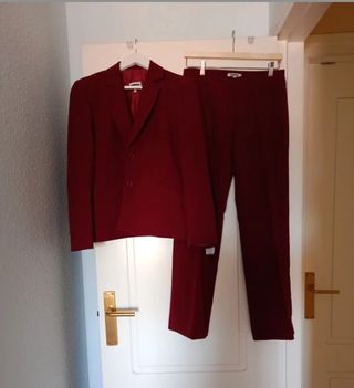 Traje de chaqueta y pantalón burdeos