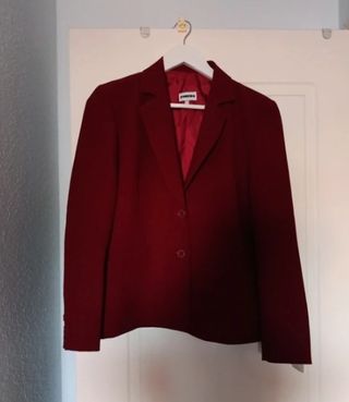 Traje de chaqueta y pantalón burdeos