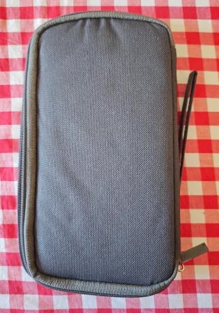 Cartera para pasaporte Wellhouse gris