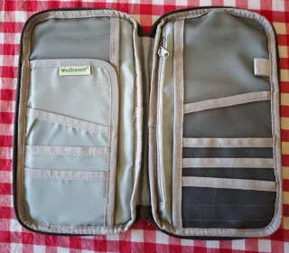 Cartera para pasaporte Wellhouse gris