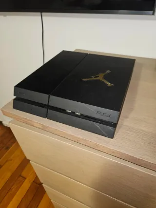 Consola PS4 FAT Negra con Logo Jordan Dorado(Roto)