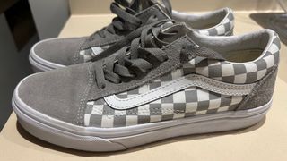 Vans grises y blancas a cuadros
