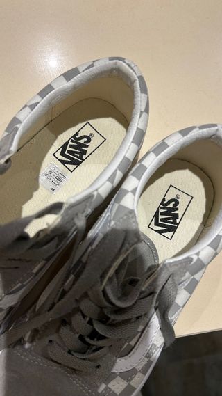 Vans grises y blancas a cuadros