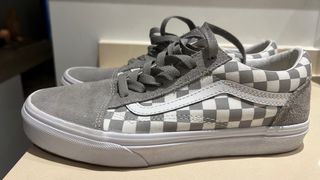 Vans grises y blancas a cuadros