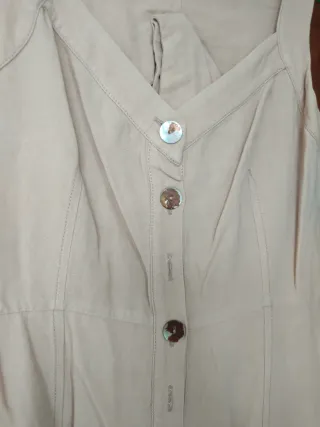 Vestido largo beige con botones