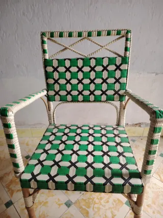 Sillones de plástico y madera