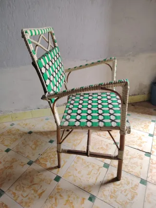 Sillones de plástico y madera