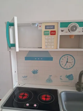 Cocina de juguete con pizarra