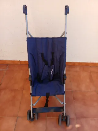 Silla de paseo azul plegable.
