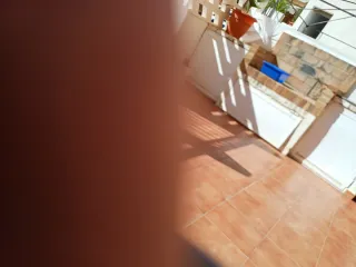 Silla de paseo azul plegable.