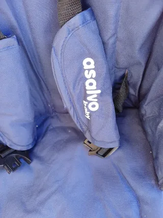 Silla de paseo azul plegable.