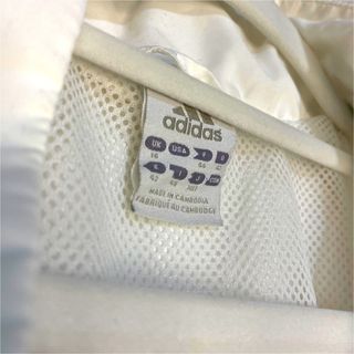 Chaqueta Adidas Blanca con Detalles Rojos