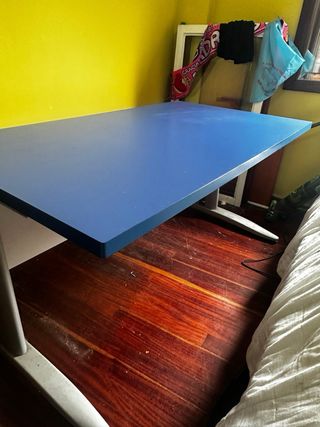 Mesa escritorio azul patas metálicas