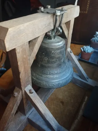 Campana holandesa antigua con soporte