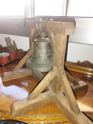 Campana holandesa antigua con soporte