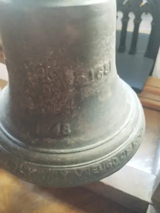 Campana holandesa antigua con soporte