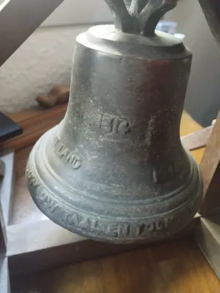 Campana holandesa antigua con soporte