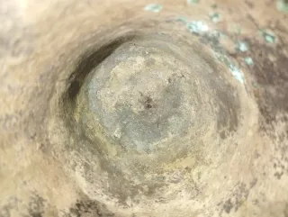 Campana holandesa antigua con soporte