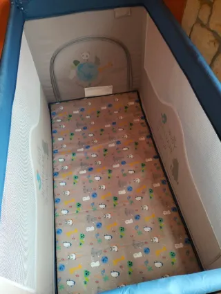 Cuna viaje doble nivel y cambiador marca bbest.