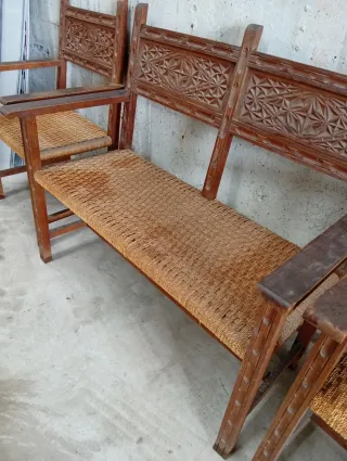 Conjunto de bancos y mesa de madera