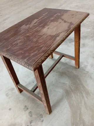 Conjunto de bancos y mesa de madera