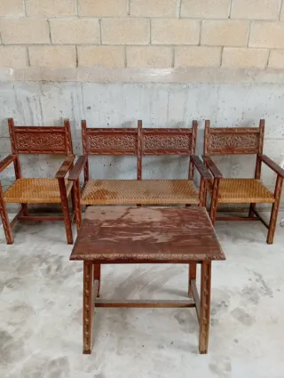 Conjunto de bancos y mesa de madera