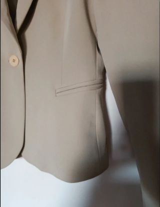 Traje de señora, chaqueta y pantalón marfil