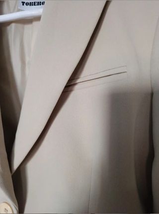 Traje de señora, chaqueta y pantalón marfil