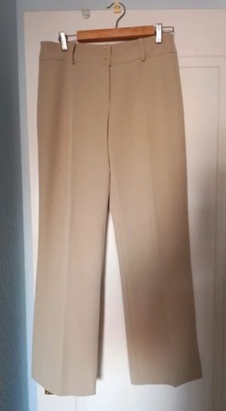 Traje de señora, chaqueta y pantalón marfil