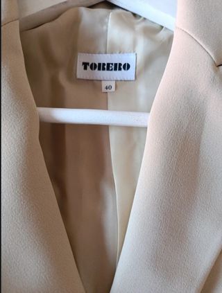 Traje de señora, chaqueta y pantalón marfil