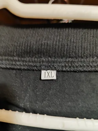 Chaqueta bomber negra con detalles dorados