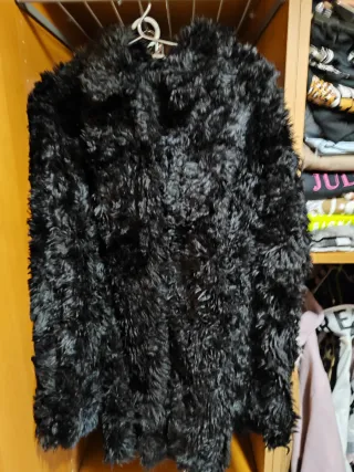 Abrigo negro de pelo sintético