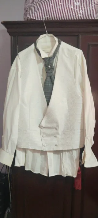 Traje de novio o comunión negro