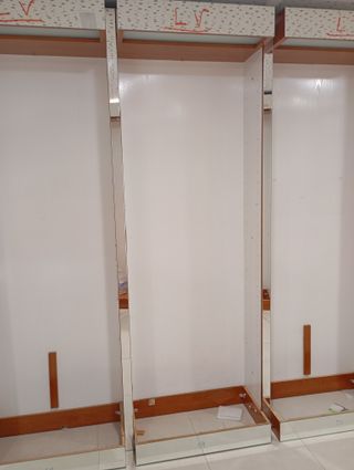 Estanterías de madera con luz y baldas de cristal