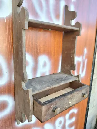 Estante vintage de madera con cajón