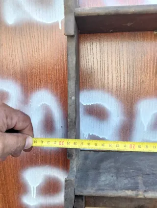 Estante vintage de madera con cajón