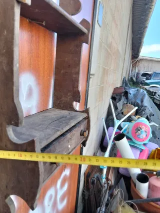 Estante vintage de madera con cajón