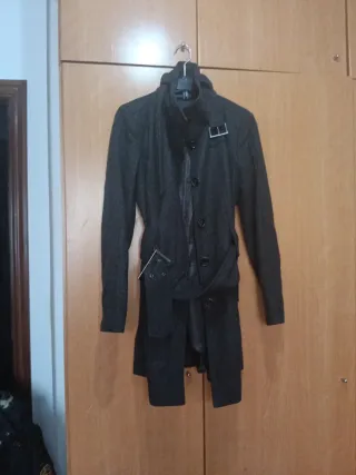 Abrigo Zara gris cuello chimenea con trabillas