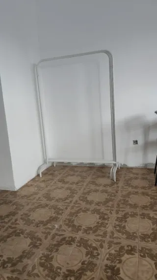 Sofá Cama Gris, mesa comedor, mesita