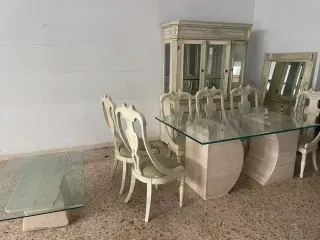 Mueble comedor de  cristal y patas de mármol.