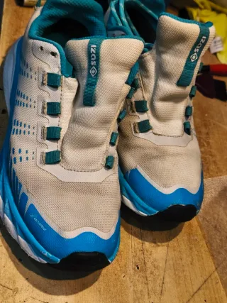 Zapatillas trekking trail senderismo running izas